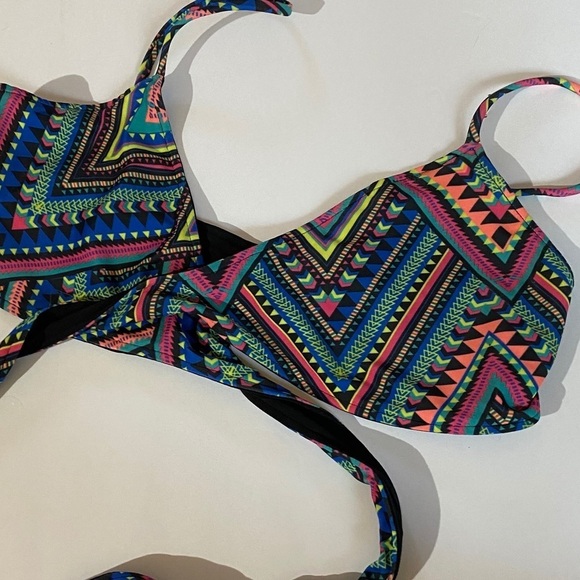 L*Space‎ Wrap Around Bikini Top - Picture 5 of 6
